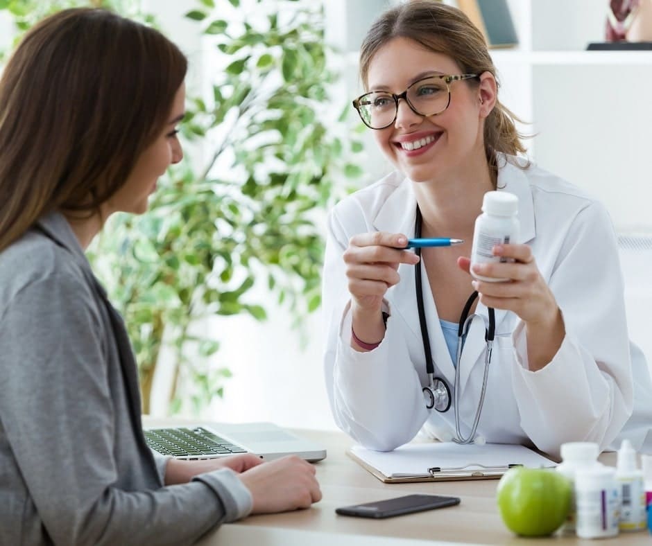 A women dieticians giving nutrition advice to woman